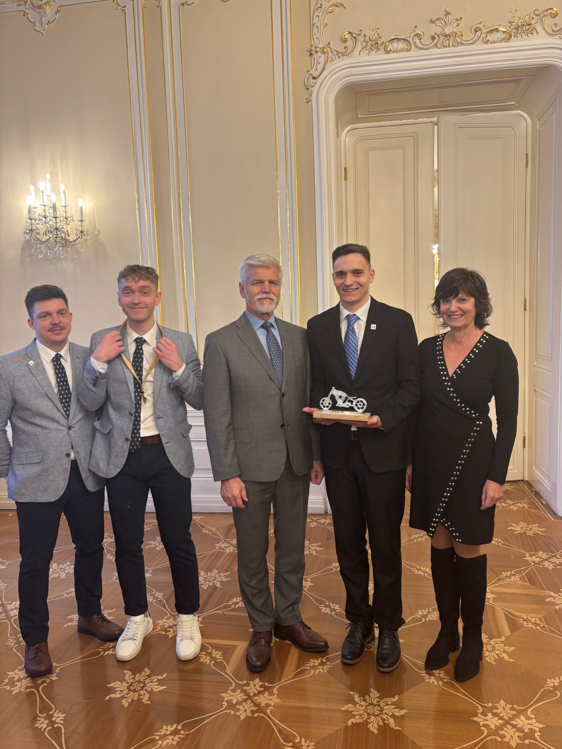 předání motorky panu prezidentovi - CNC Skills Czech Republic